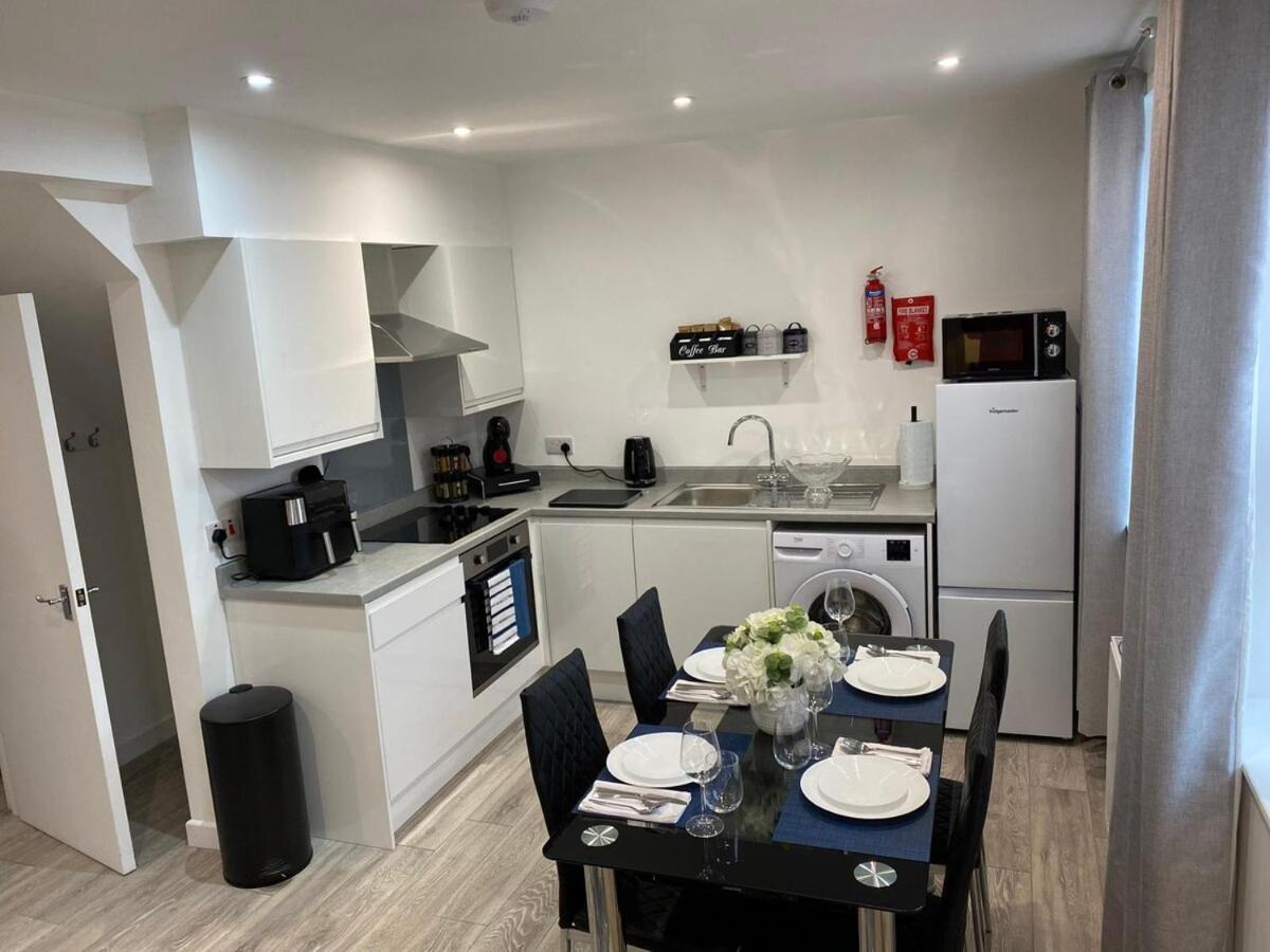 4 -local -contractors- London Apartment