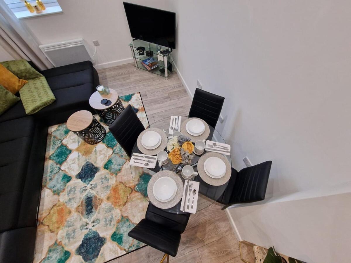 4 -local -contractors- London Apartment *