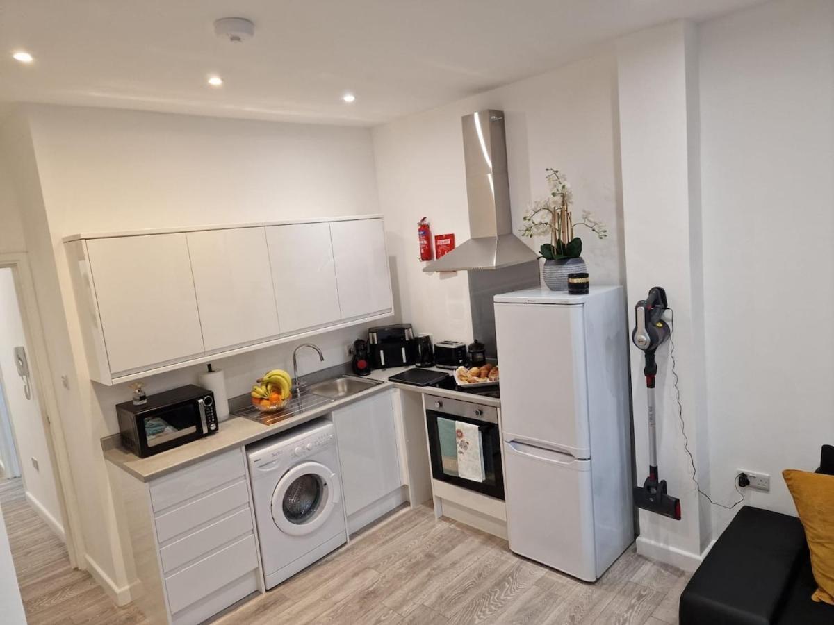 4 -local -contractors- London Apartment