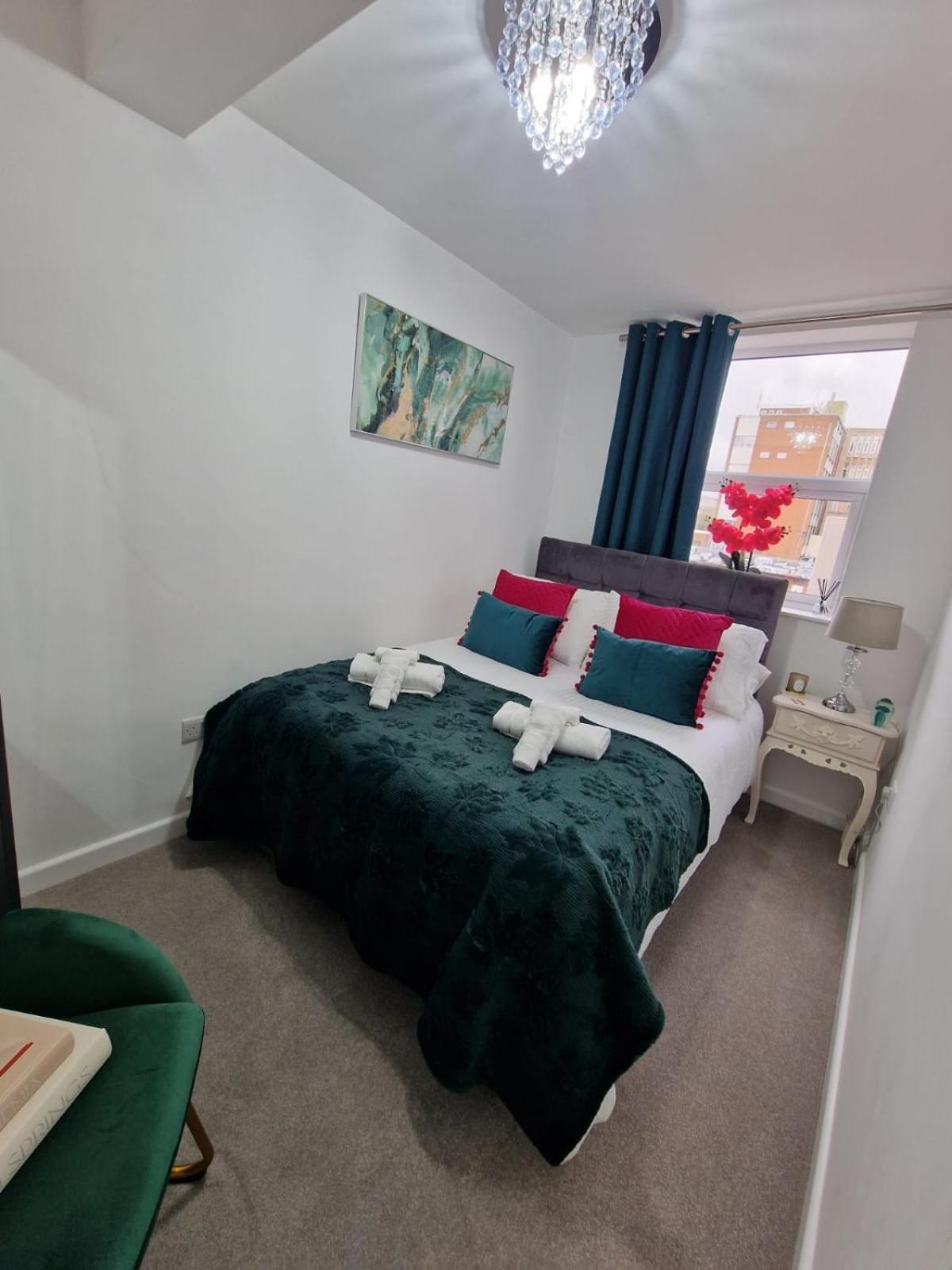 4 -local -contractors- London Apartment *