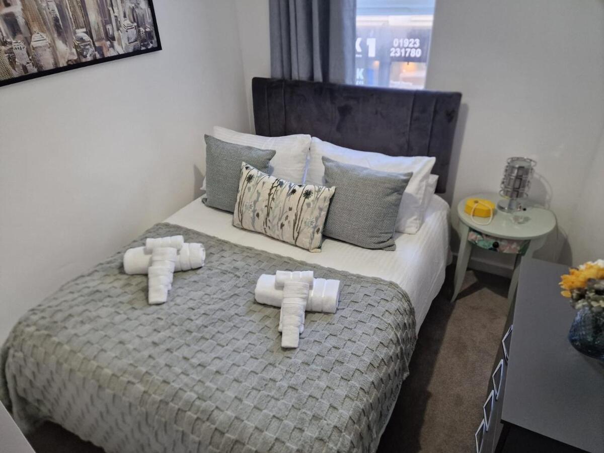 4 -local -contractors- London * Watford (Hertfordshire)