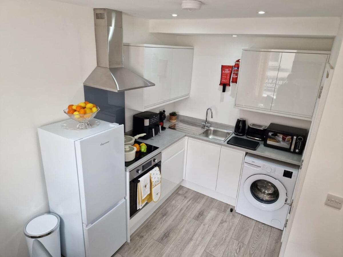 4 -local -contractors- London
