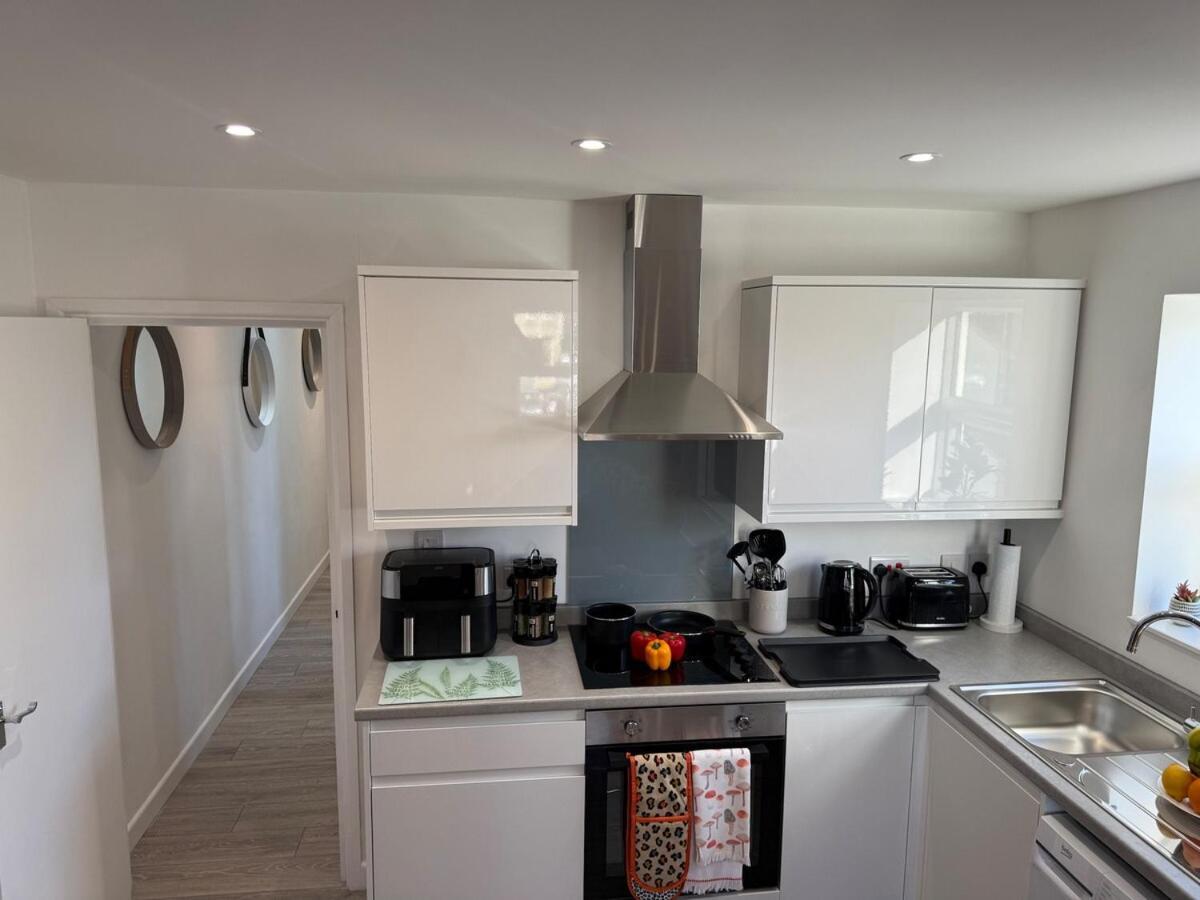 4 -local -contractors- London Apartment *