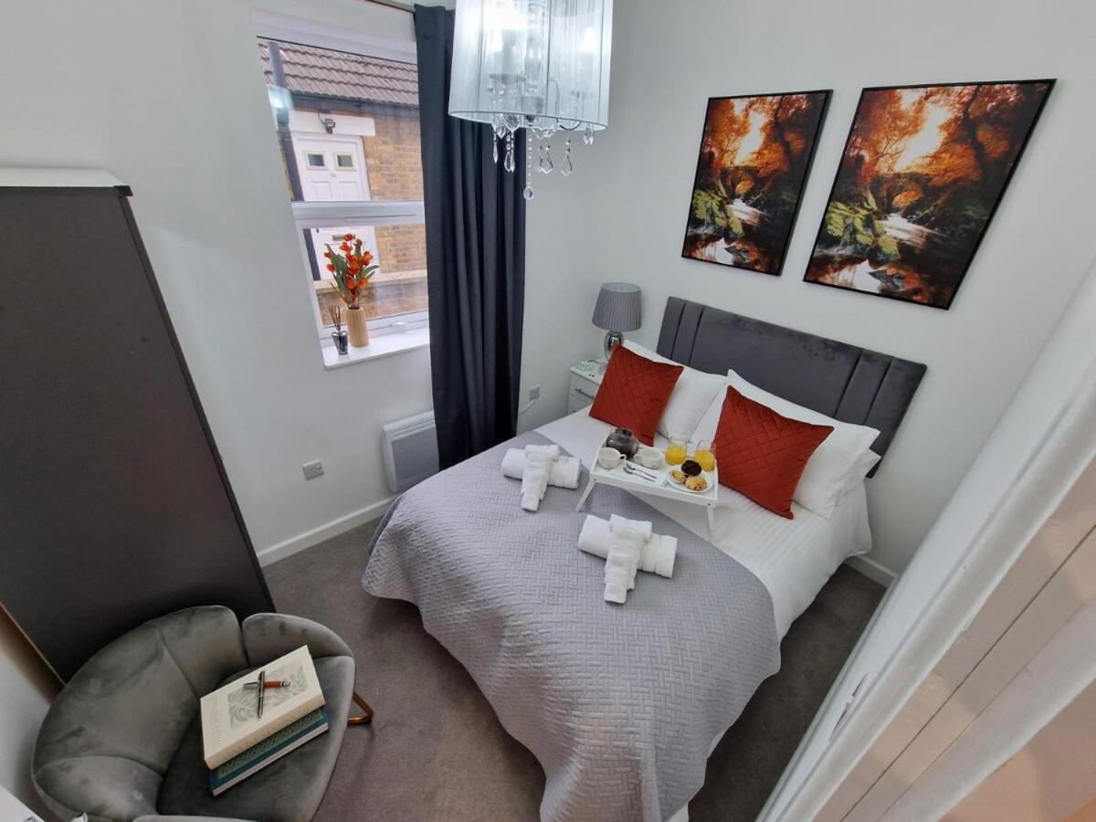 4 -local -contractors- London Apartment